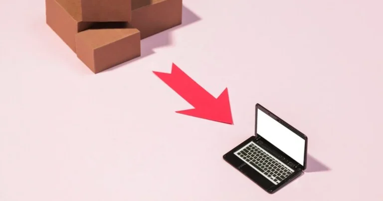 Papieren dozen en een rode pijl richting een laptop